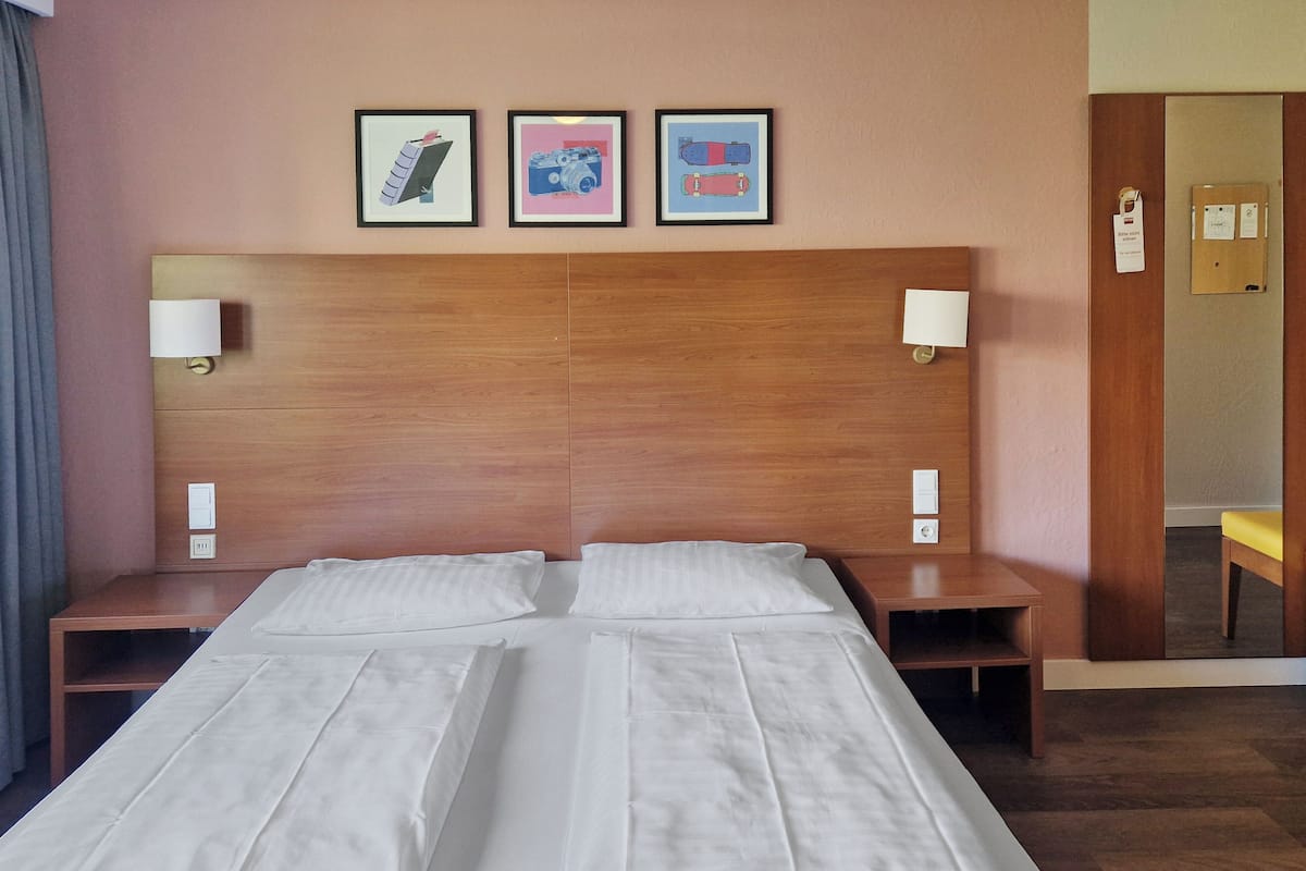 Allergikerbettwaren, Minibar, Zimmersafe, Schreibtisch