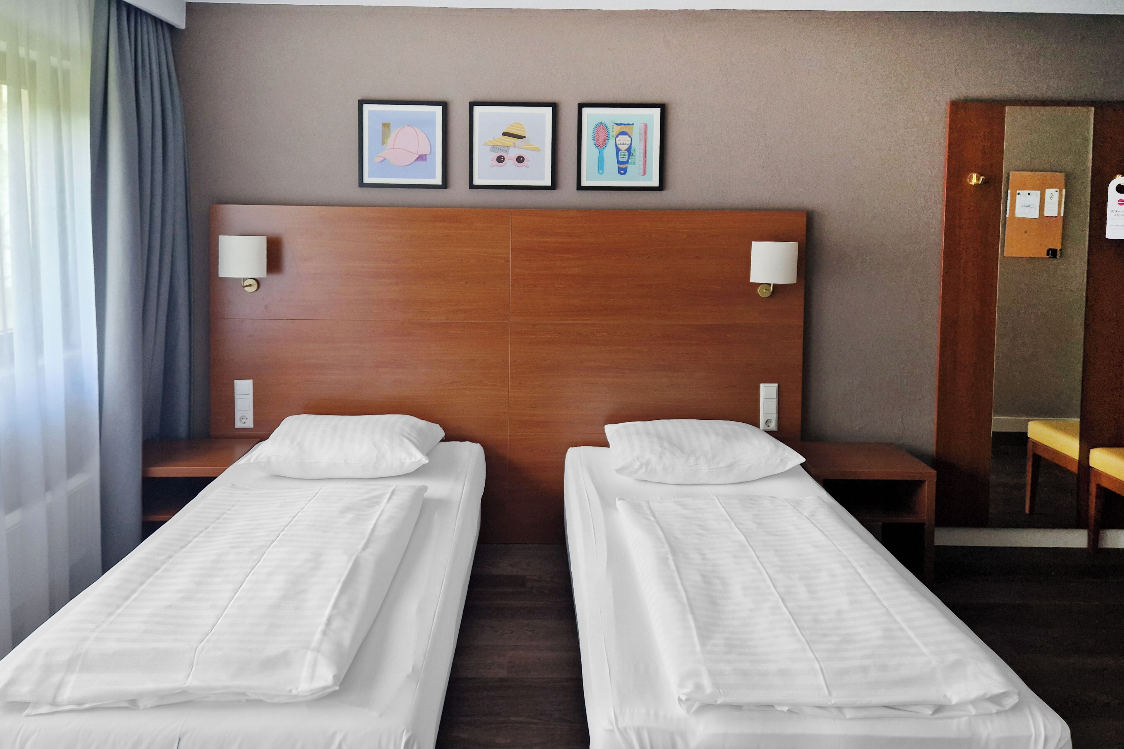 ห้องสแตนดาร์ด, เตียงเดี่ยว 2 เตียง | ตู้นิรภัยในห้องพัก, โต๊ะทำงาน, พื้นที่ทำงานแบบใช้แล็ปท็อป, ผ้าม่านกันแสง