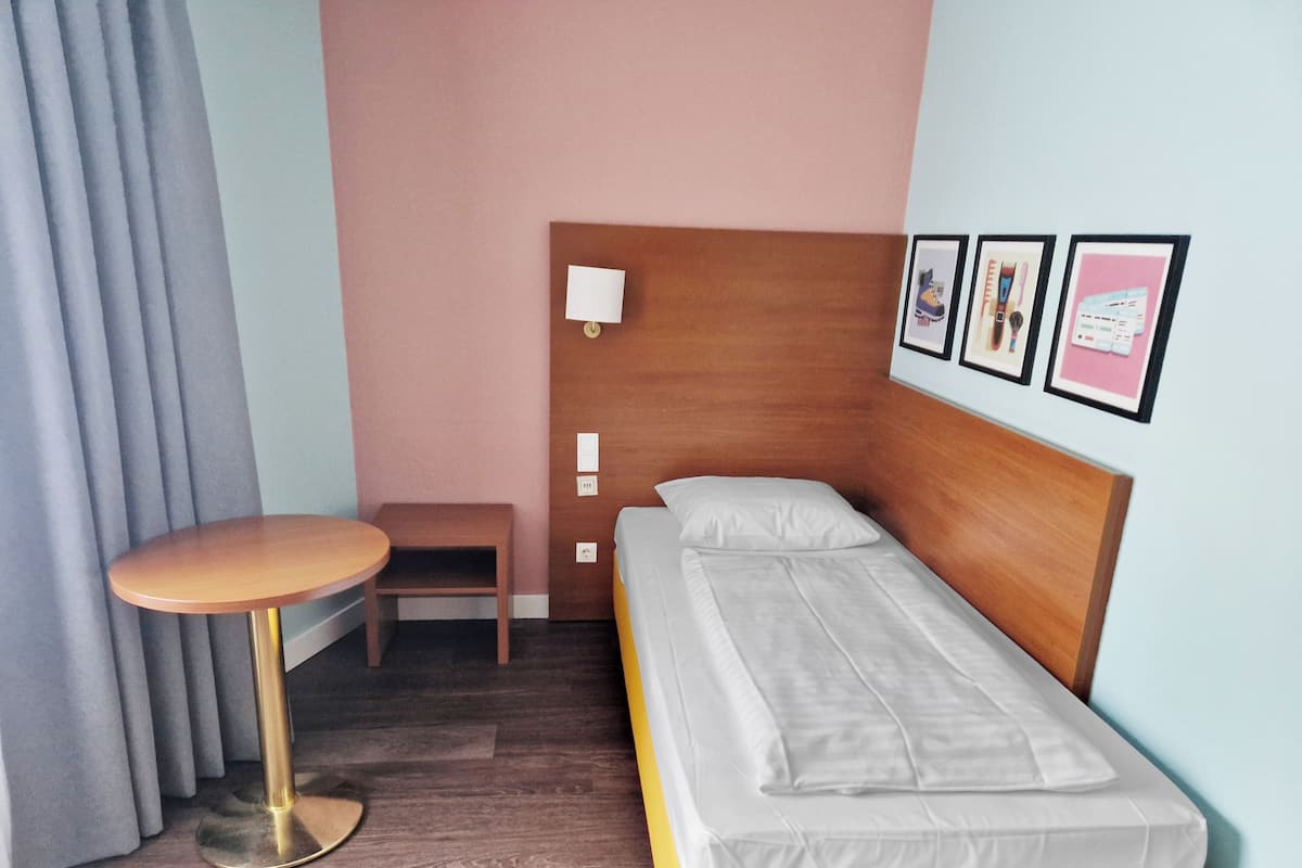 Economy-Einzelzimmer, 1 Einzelbett | Allergikerbettwaren, Minibar, Zimmersafe, Schreibtisch