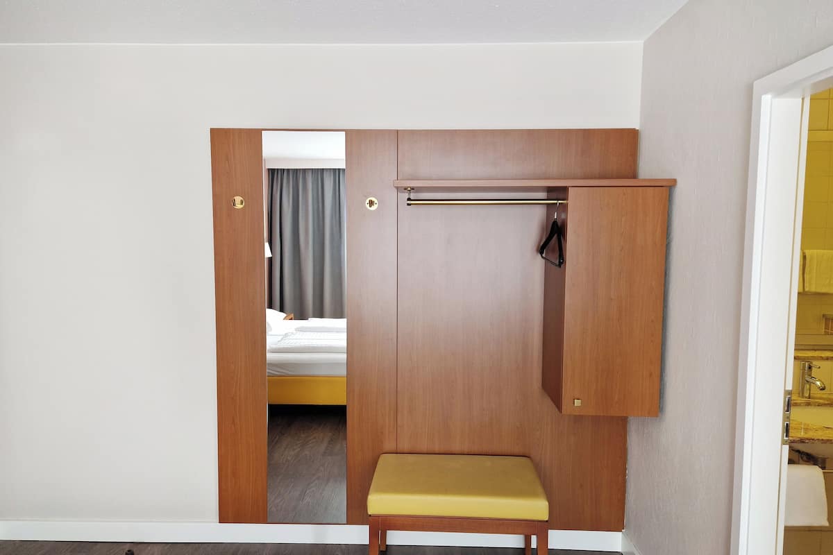 Hypo-allergenic bedding, minibar, in-room safe, desk