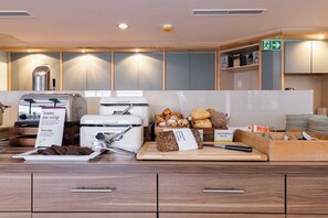 Daily buffet breakfast for a fee - Garner Hotel Stuttgart City Centre by IHG (Stuttgart)