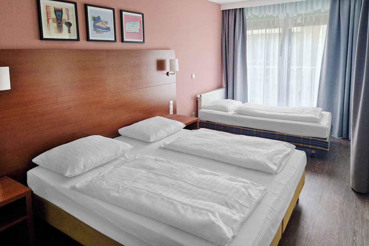 Standard-Dreibettzimmer | Allergikerbettwaren, Minibar, Zimmersafe, Schreibtisch