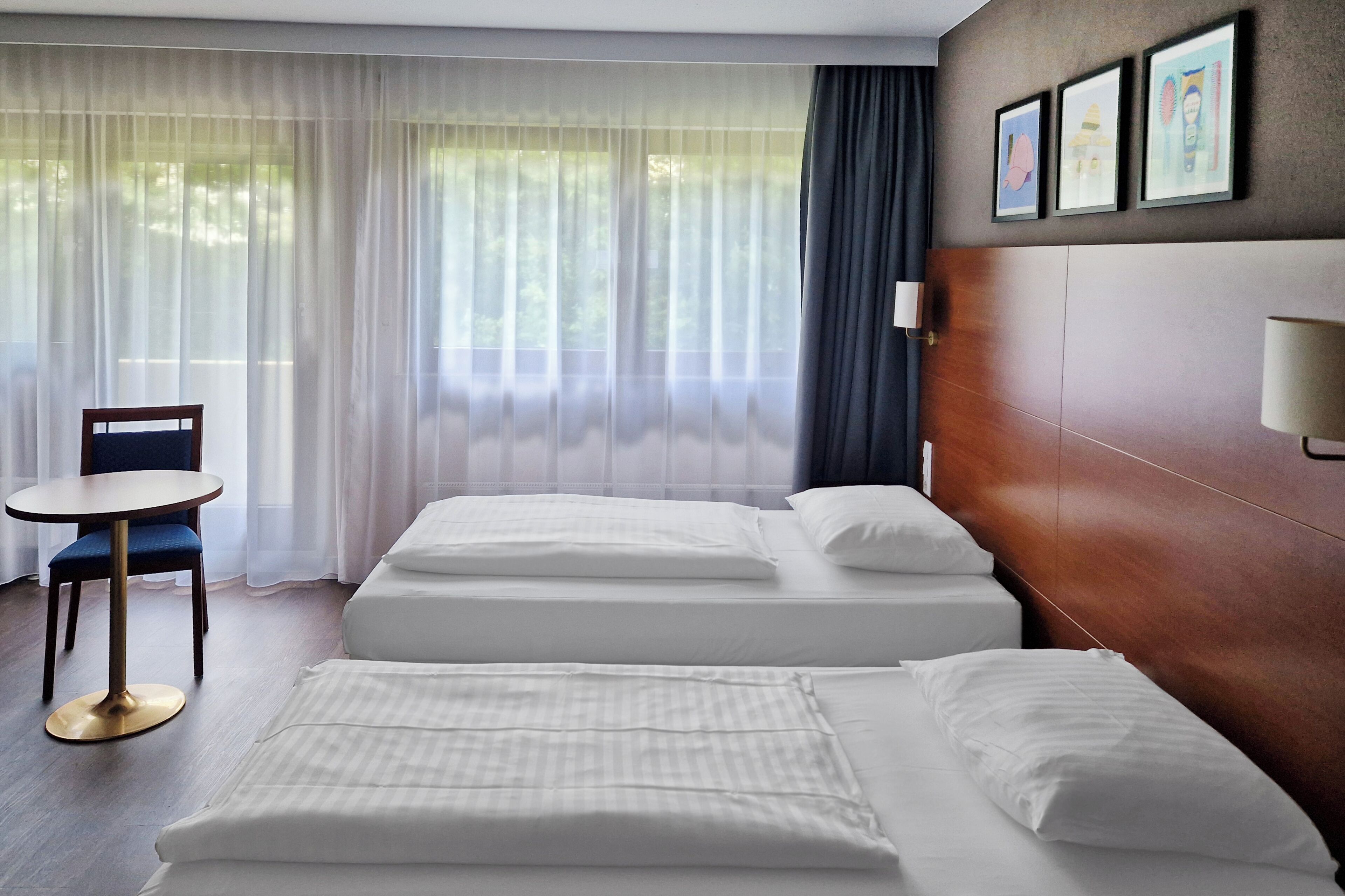 Kamar Standar, 2 Tempat Tidur Queen | Brankas, meja kerja, ruang kerja ramah laptop, dan tirai kedap cahaya