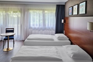 Standardrum - 2 queensize-sängar | Värdeförvaringsskåp på rummet, skrivbord och arbetsyta för laptop