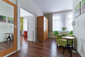 Apartment | Hypo-allergenic bedding, individually furnished, desk, blackout drapes