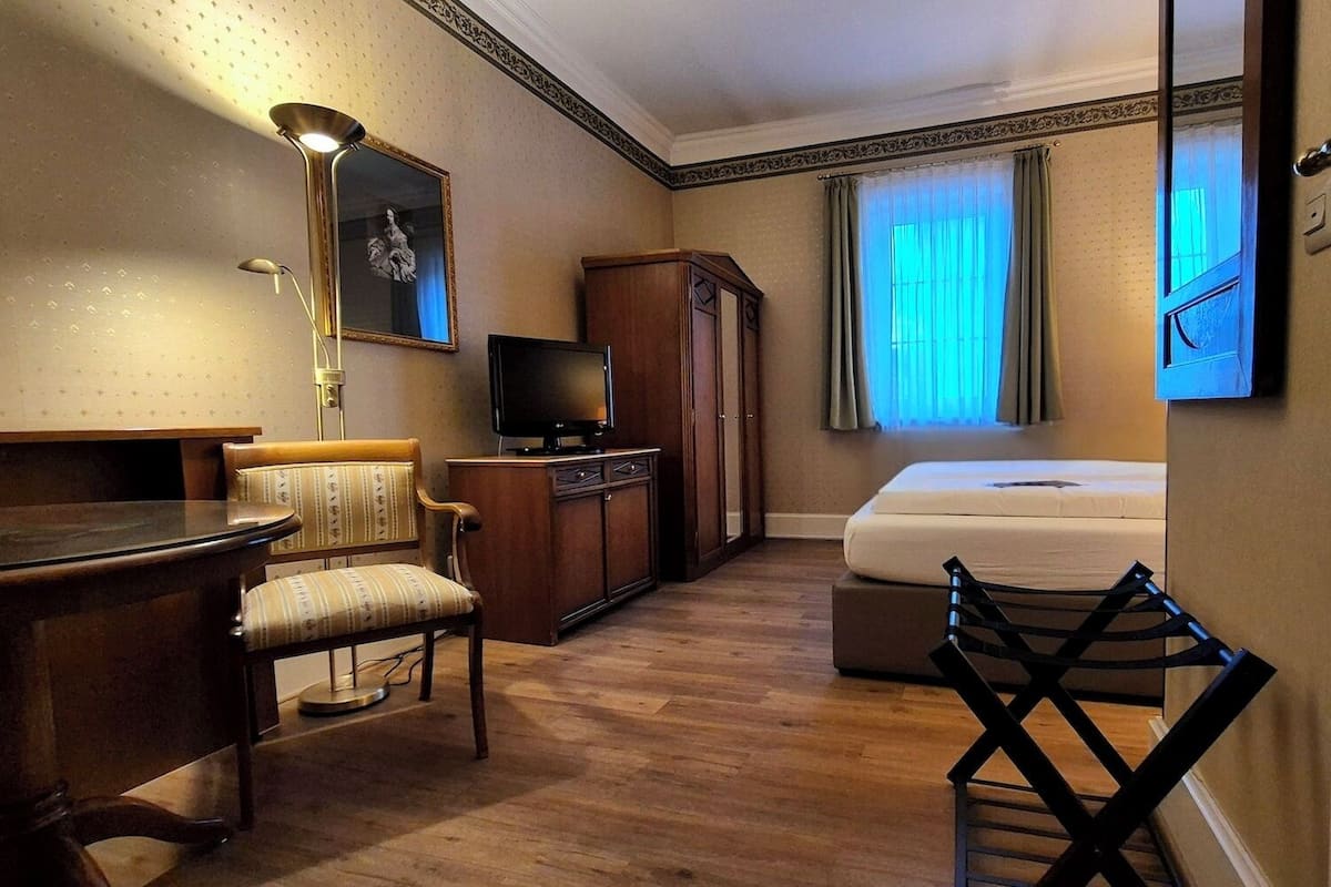 double room | hypo-allergenic bedding, individually furnished, desk, blackout curtains