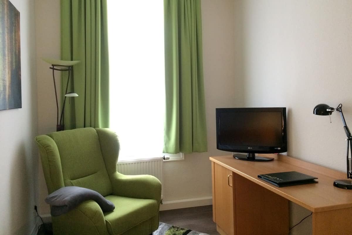 Apartment | Hypo-allergenic bedding, individually furnished, desk, blackout curtains