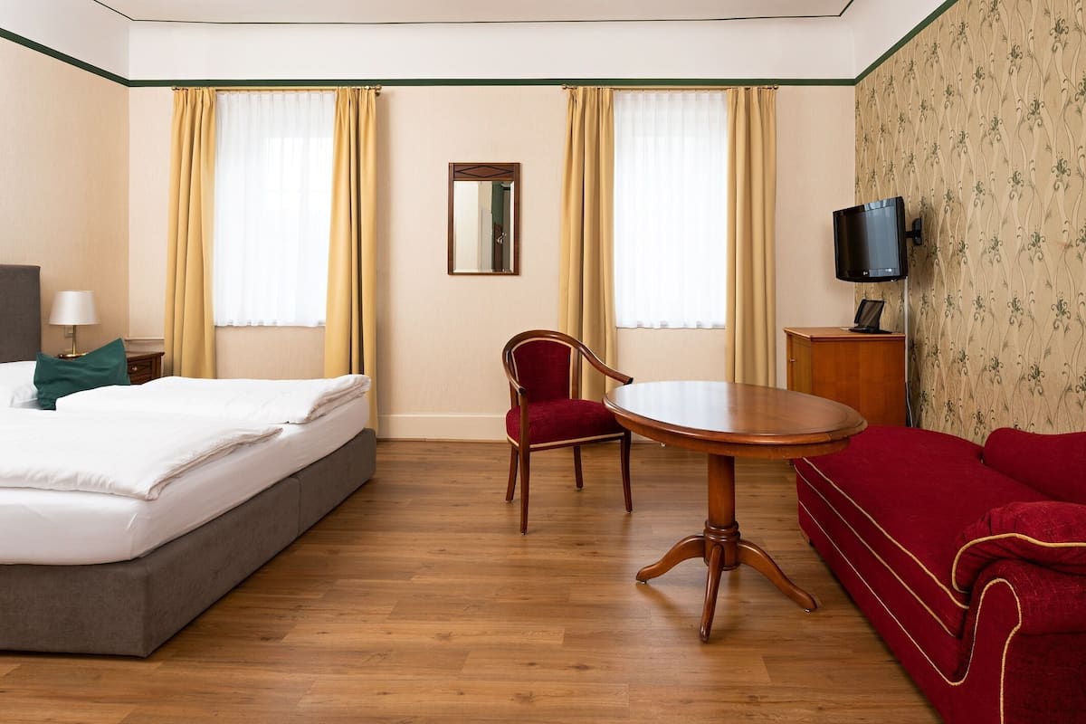 Comfort Double Room | Hypo-allergenic bedding, individually furnished, desk, blackout curtains