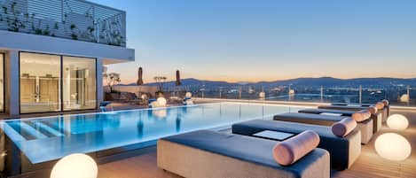 Piscina externa, piscina aquecida, funciona das 9h às 20h, guarda-sóis