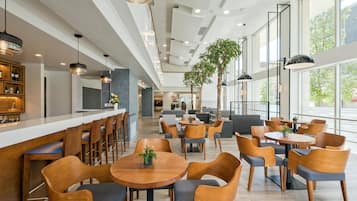 2 restaurants; breakfast, lunch, and dinner served