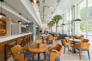 2 か所のレストラン : 朝食、ランチ、ディナーに営業
