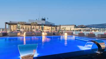 Piscina all'aperto, una piscina riscaldata, ombrelloni da piscina