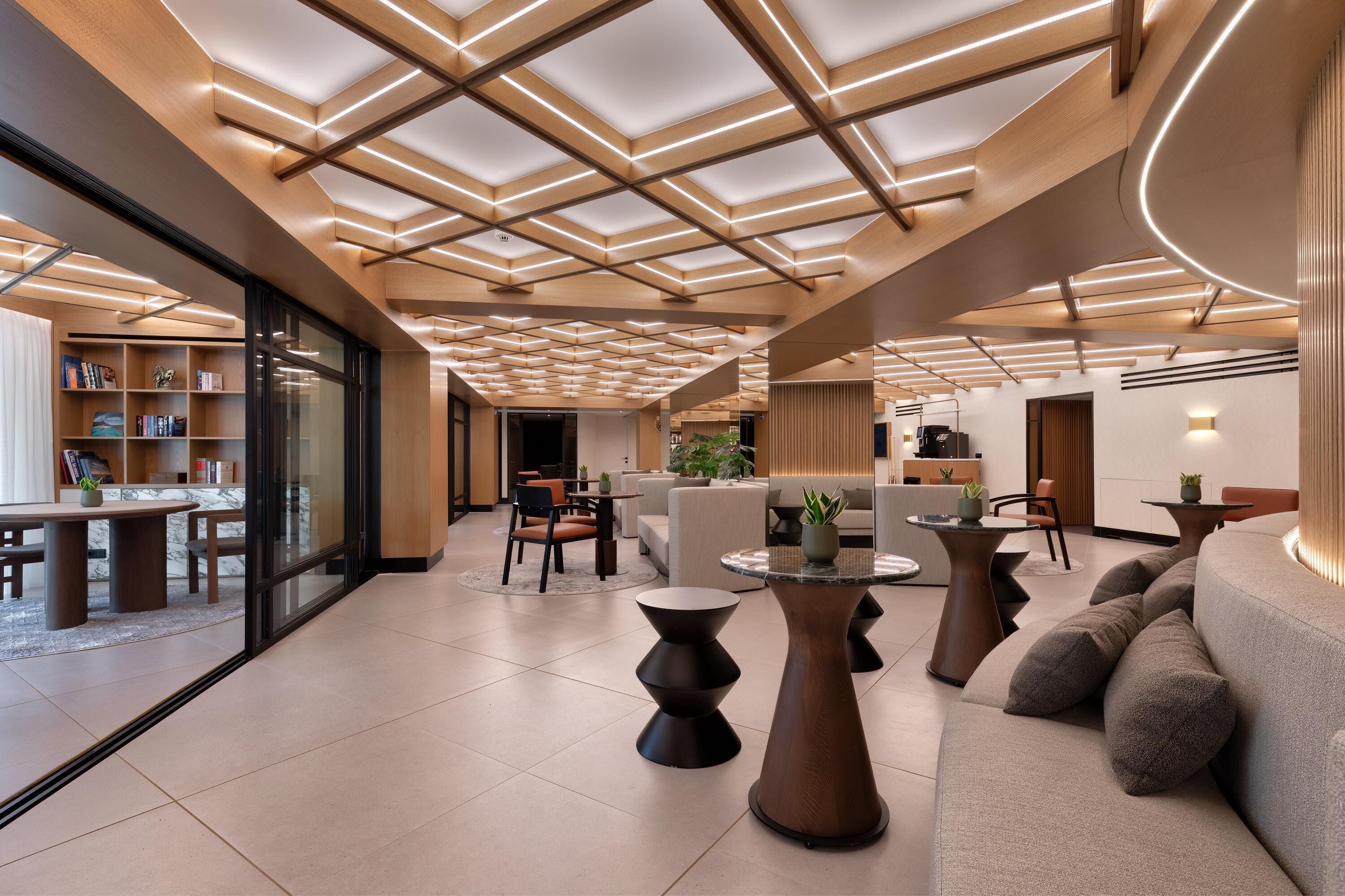 ألحفة محشوة بالريش وخزنة داخل الغرفة وستائر تعتيم وتجهيزات عازلة للصوت