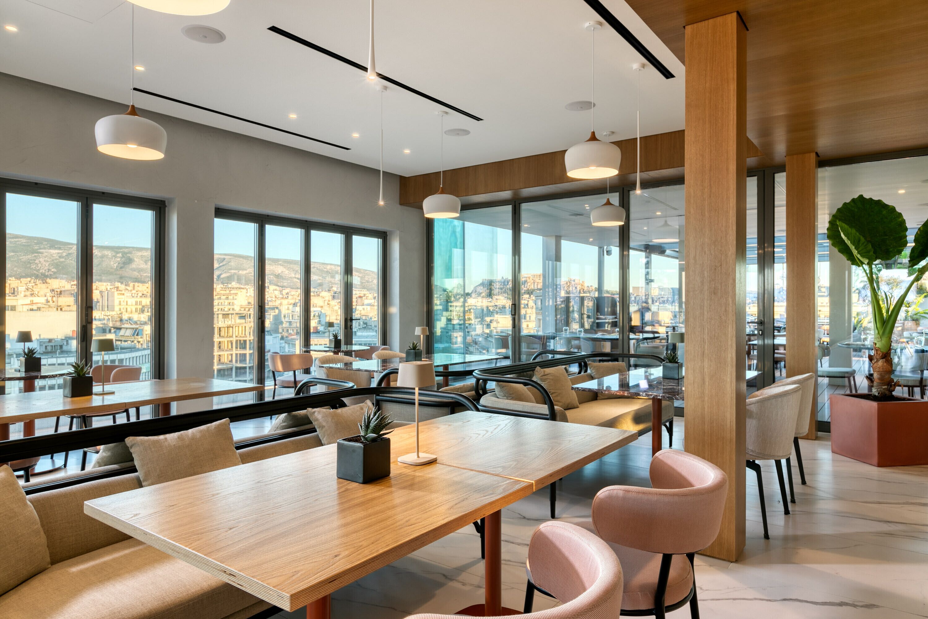 2 restaurants, breakfast served