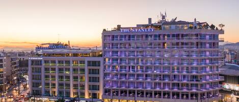 Un hotel de varios pisos con balcones y vistas a la ciudad.