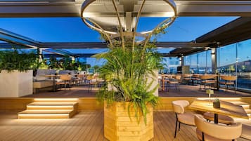 2 restauranter; serverer morgenmad