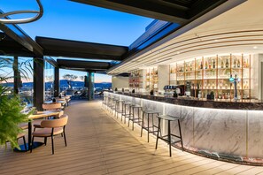 Bar en la azotea con vistas a la piscina (abre todos los días)