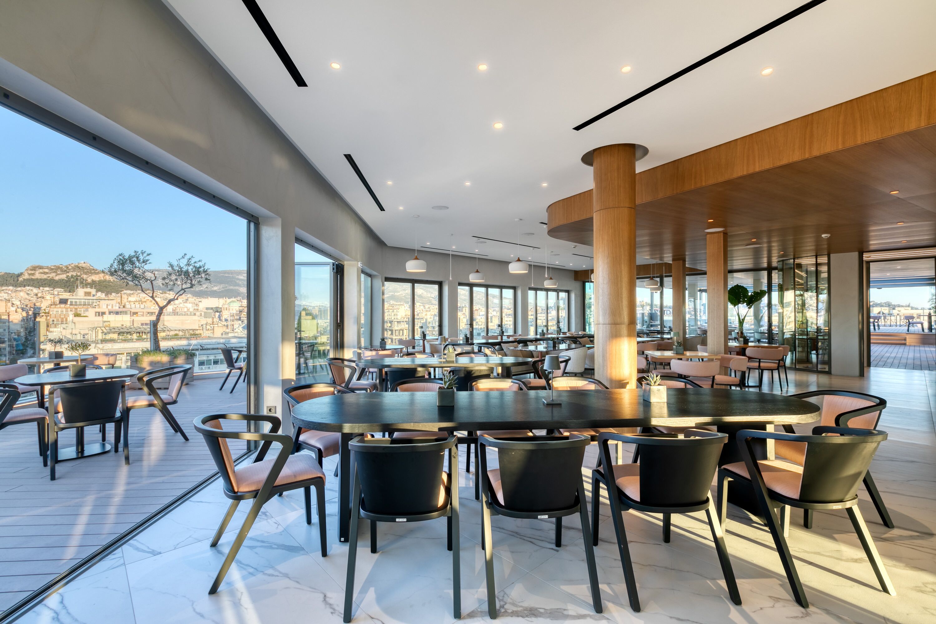 2 restaurants, breakfast served