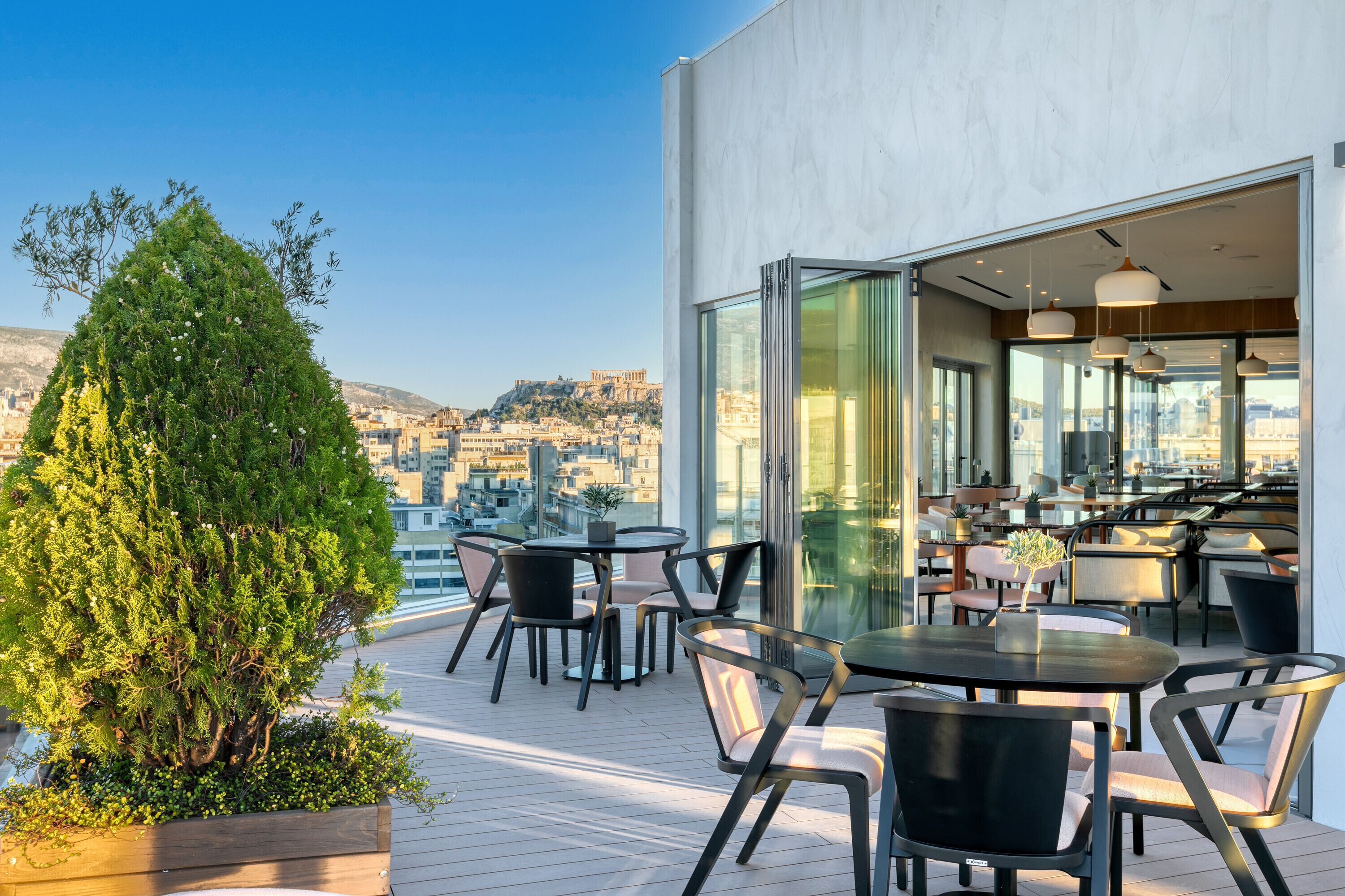 2 restaurants, breakfast served