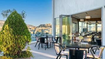 2 restaurants, breakfast served