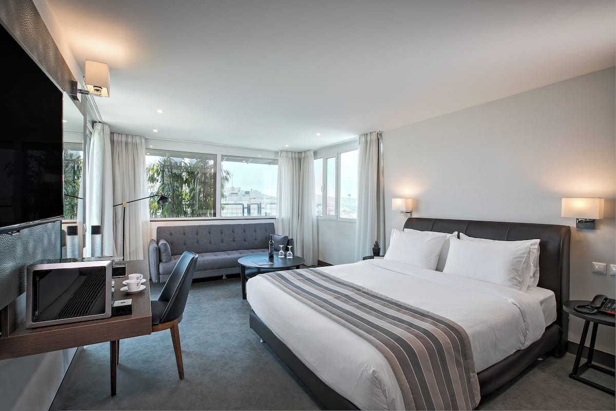 1 bedroom, down duvets, in-room safe, desk