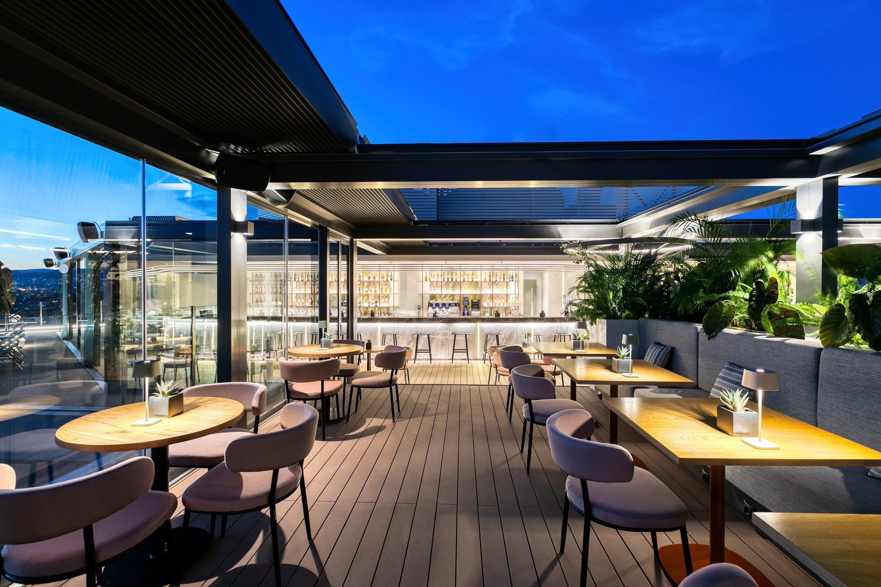 2 restaurantes; se sirven desayunos 