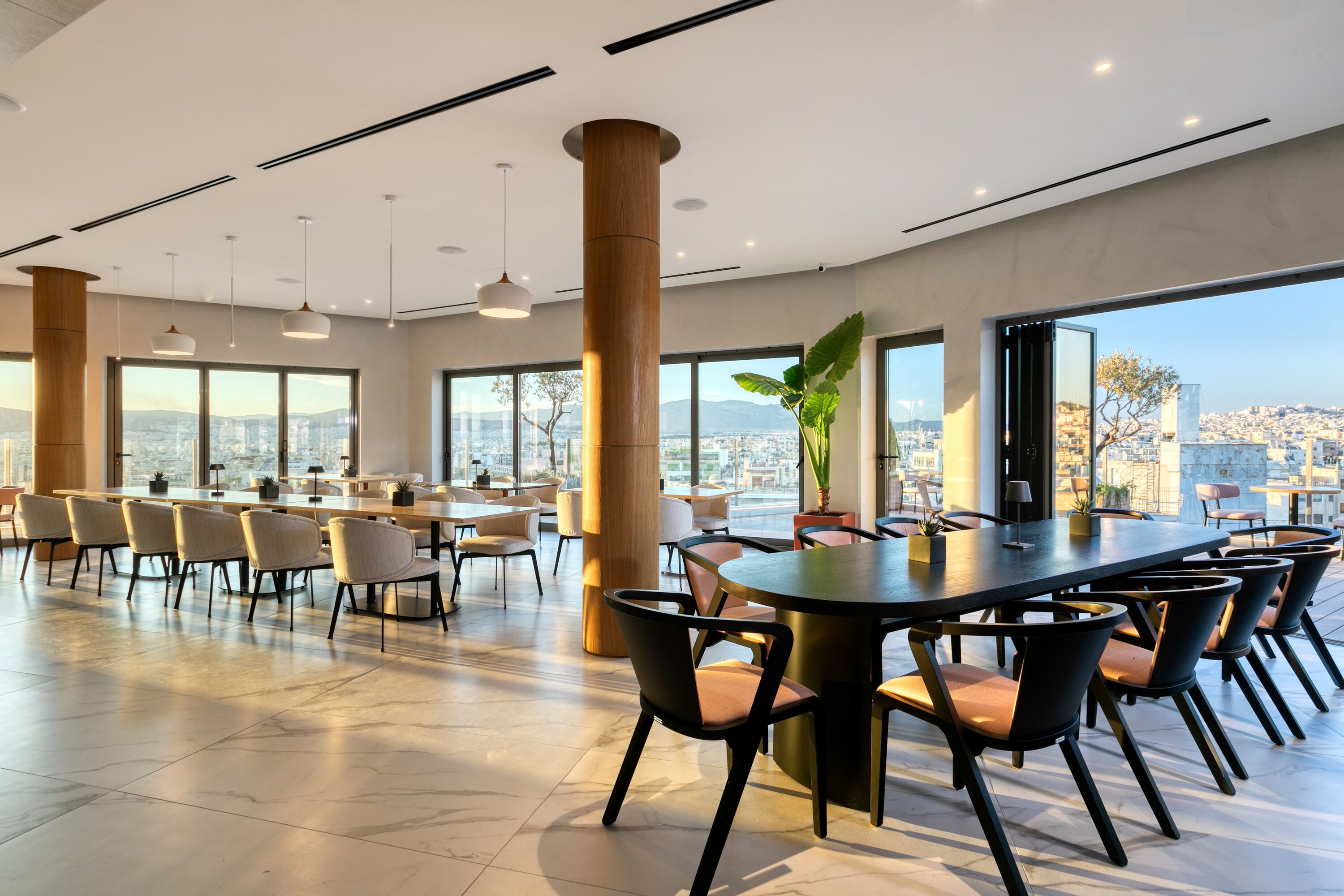 2 restaurants, breakfast served