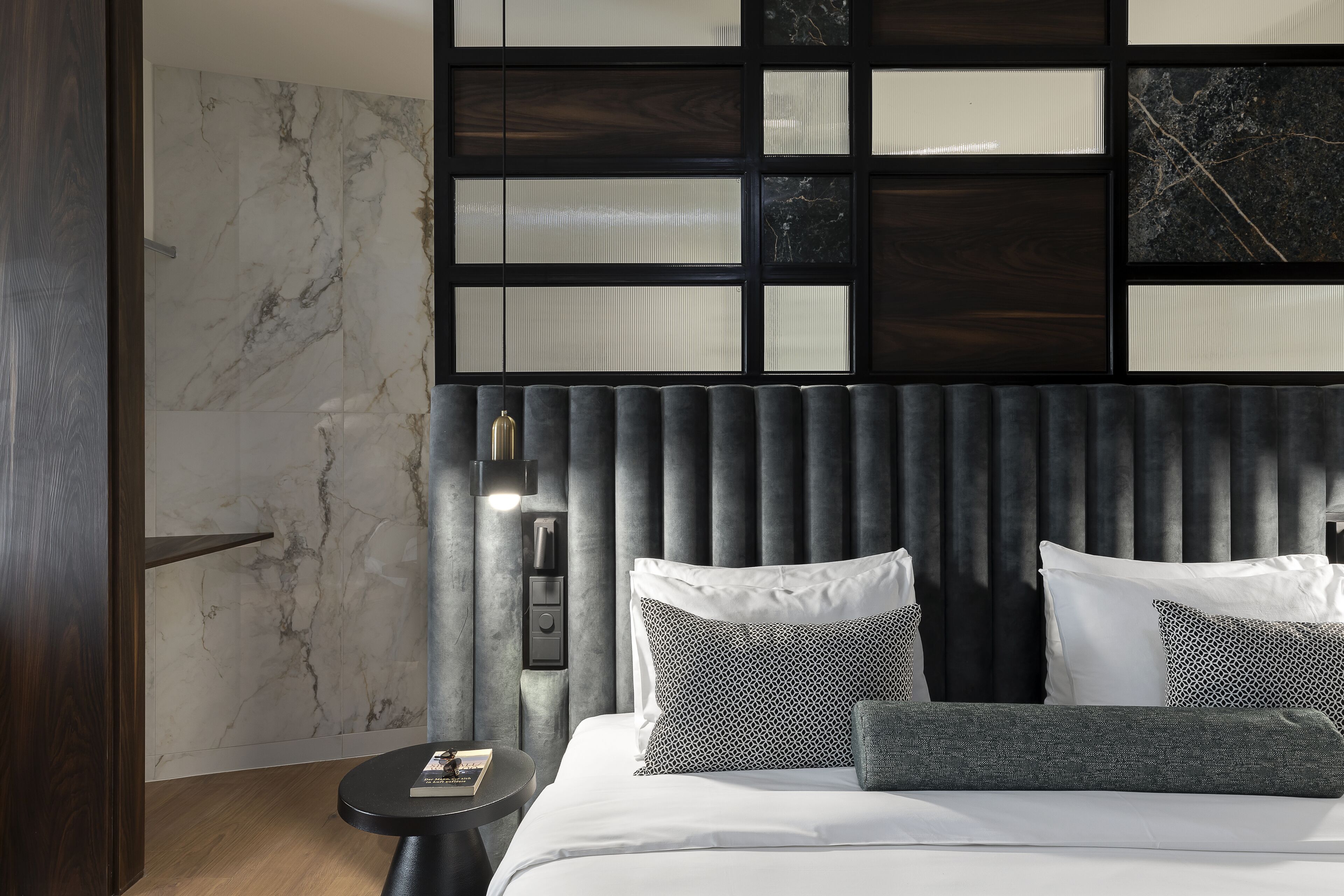 executive suite with jacuzzi | 1 bedroom, down duvets, in-room safe, desk