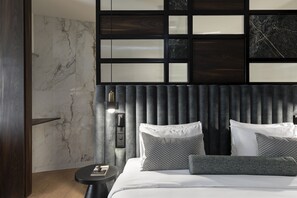 Executive Suite with Jacuzzi | 羽毛の掛け布団、セーフティボックス (室内)、遮光カーテン、防音設備
