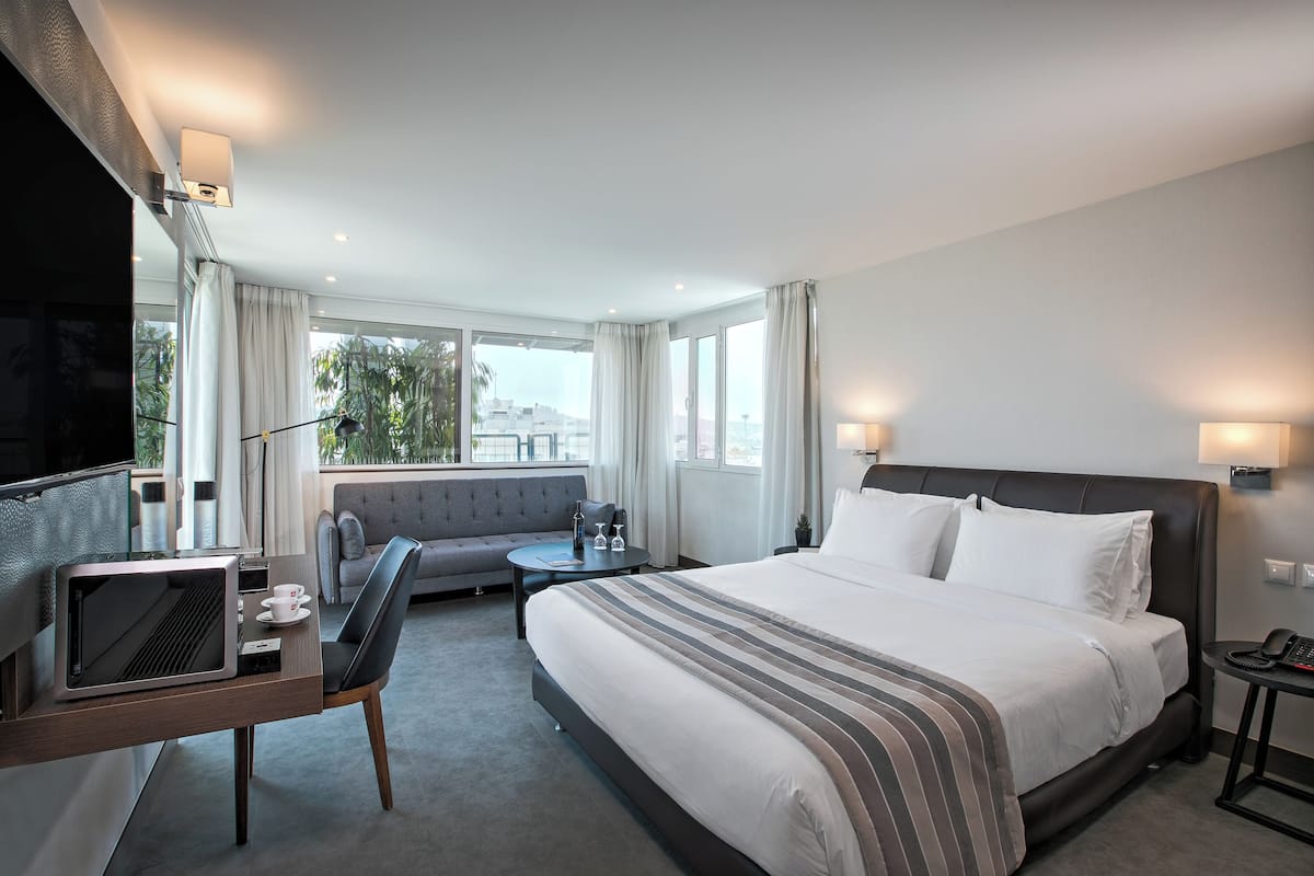 Junior Suite, Club Lounge Access | Down comforters, in-room safe, blackout drapes, soundproofing