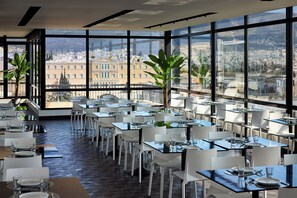 Tägliches Frühstücksbuffet (22 EUR pro Person)