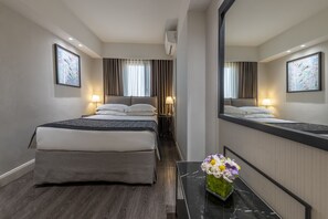 Comfort Single Room (Internal View) | 객실 내 금고, 각각 다른 스타일의 인테리어, 각각 다르게 가구 비치, 책상