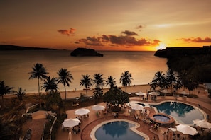 2 piscinas al aire libre, sombrillas, guardavidas en la propiedad