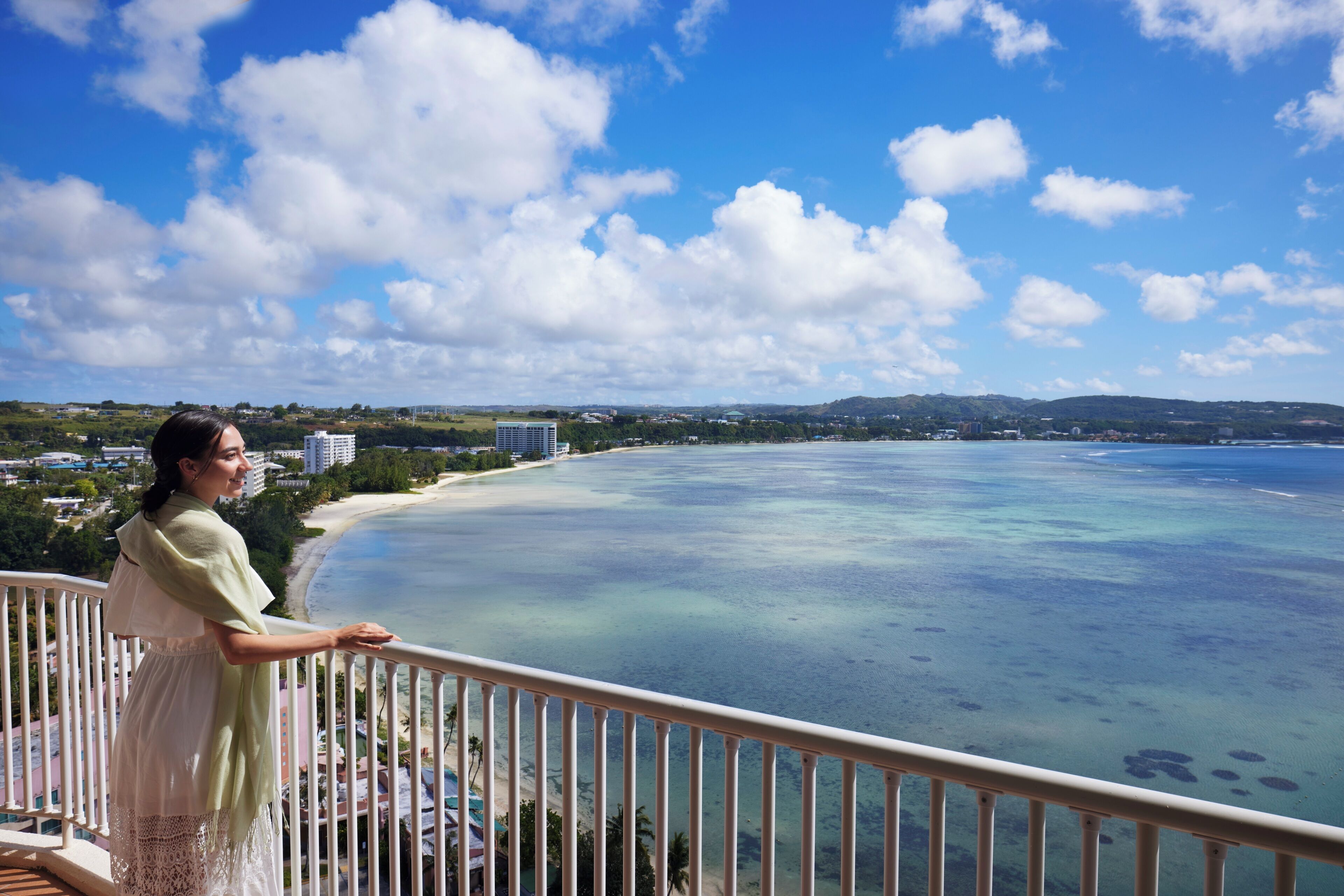 Ein Balkon mit Blick auf Strand und Meer.
