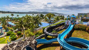 2 สระว่ายน้ำกลางแจ้ง เปิด 9:30 น. ถึง 17:30 น., ร่มริมสระว่ายน้ำ