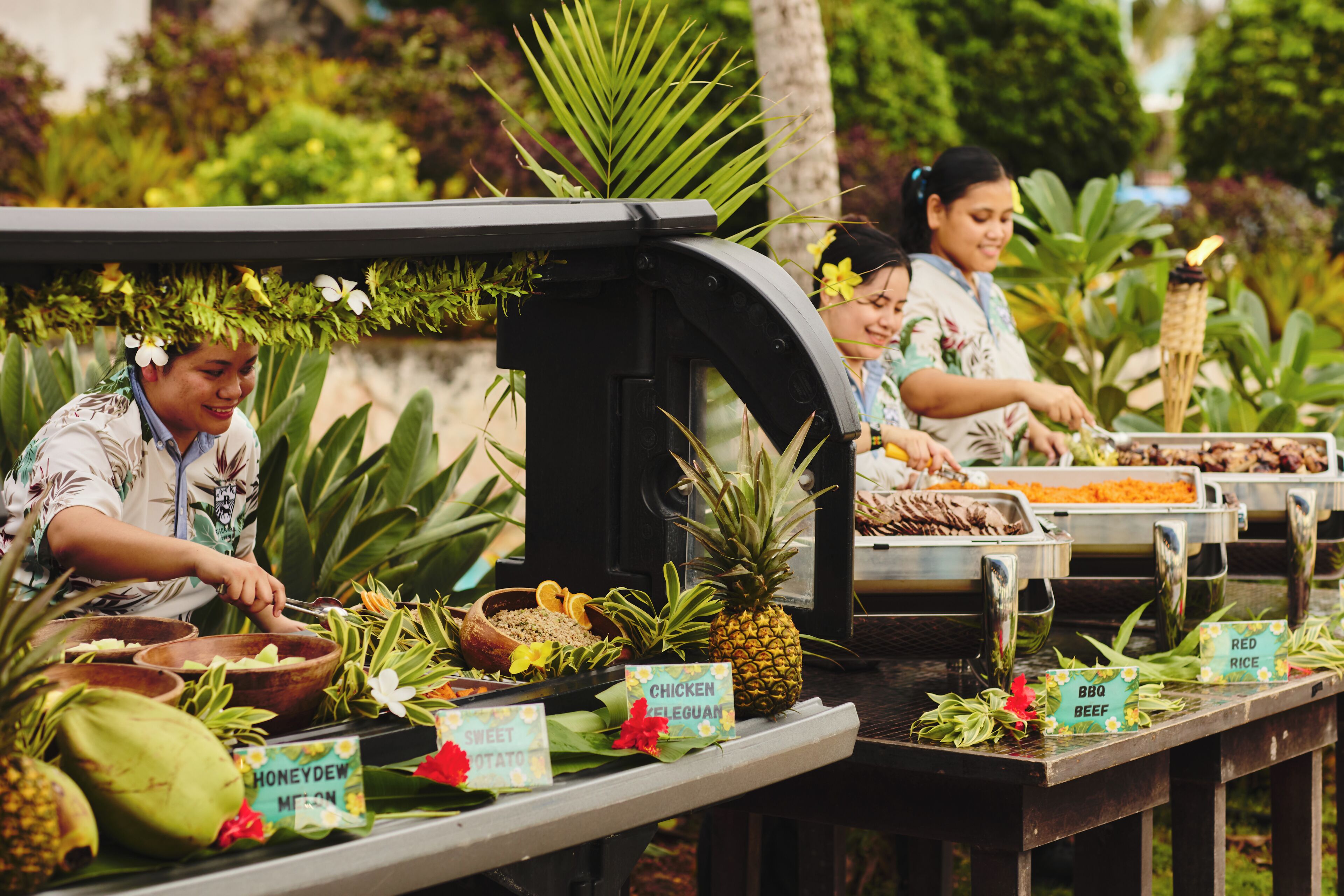 Un buffet proposant une variété de plats et d'aliments, chacun étant accompagné d'une étiquette.