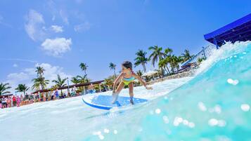 2 udendørs pools, åben fra kl. 09.30 til kl. 17.30, parasoller