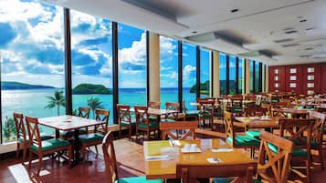 Tägliches Frühstücksbuffet (30 USD pro Person)