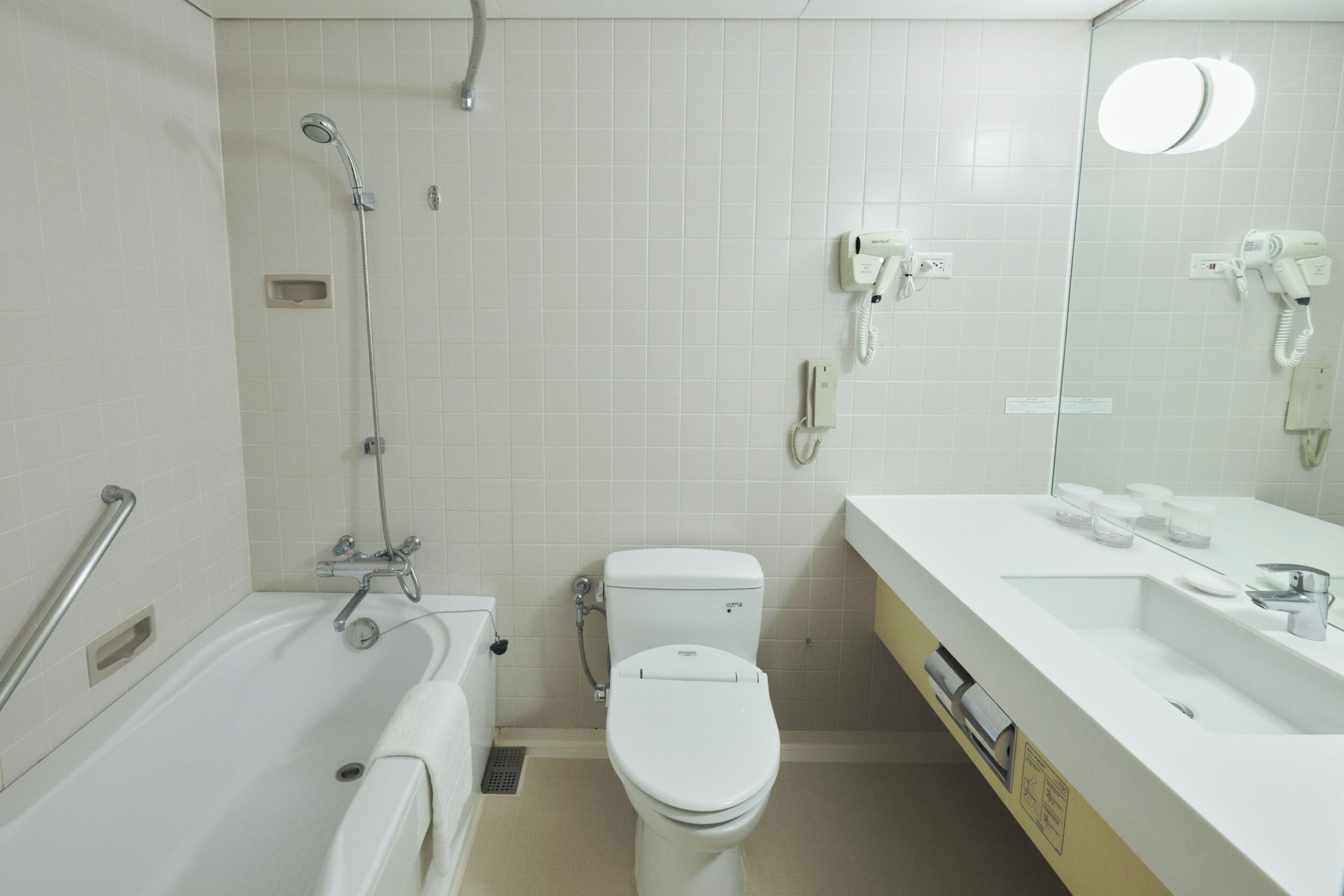 combined shower/bathtub, deep-soaking bathtub, free toiletries