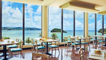 Desayuno buffet diario (USD 30 por persona)
