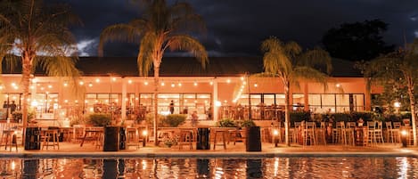 Una piscina al aire libre