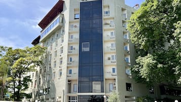 Vista frontal de la propiedad