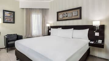 Rom – standard, 1 kingsize-seng | Safe på rommet, skrivebord, strykejern/-brett og wi-fi (inkludert)