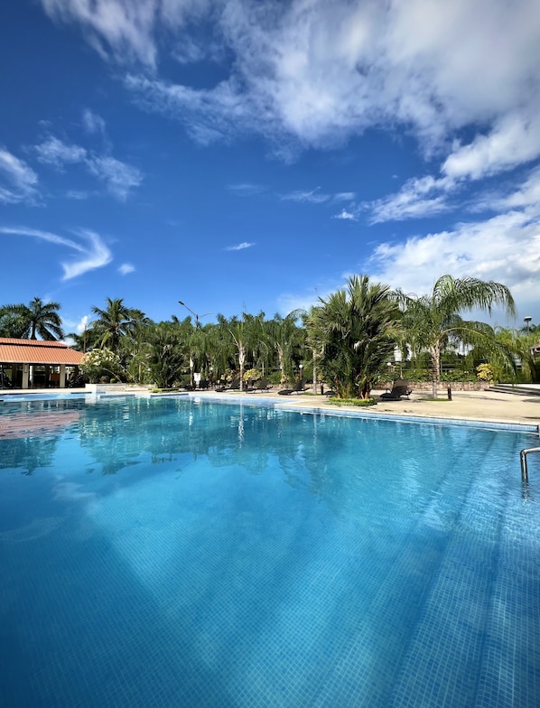 Una piscina al aire libre