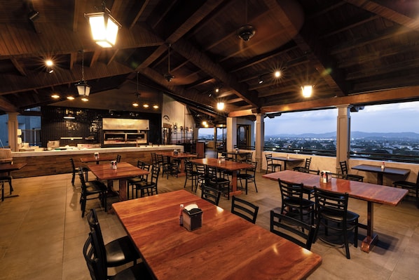 3 restaurants, breakfast, lunch, dinner served; international cuisine