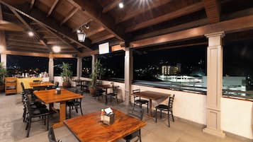 3 间餐厅,供应早餐、午餐和晚餐,国际美食