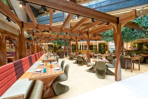 3 か所のレストラン、朝食、ランチ、ディナーに営業 (アジア料理)