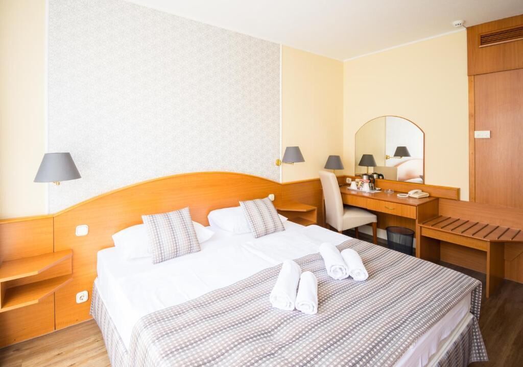 Hypo-allergenic bedding available, pillowtop beds, minibar, in-room safe