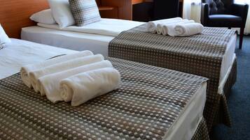 Habitación Deluxe doble | Ropa de cama hipoalergénica, colchones con acolchado adicional, minibar