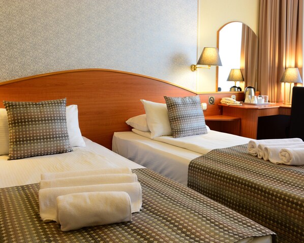 Deluxe Twin Room | 1 bedroom, hypo-allergenic bedding, pillowtop beds, minibar